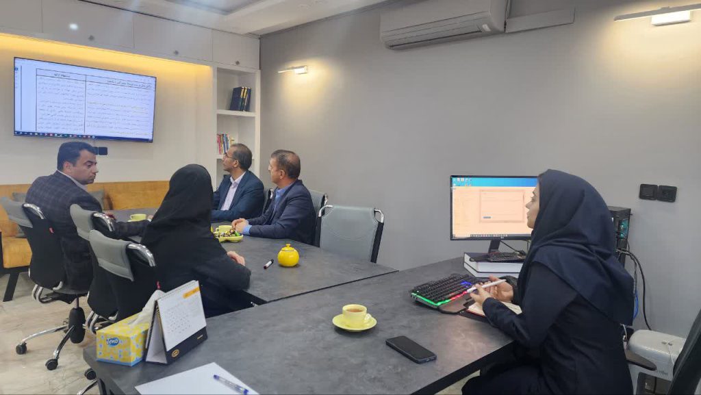 جلسه با موضوع پله های مصرف و طرح تشویقی قبض رایگان با دو نفر از مدیران شرکت توزیع نیروی برق شهرستان مشهد